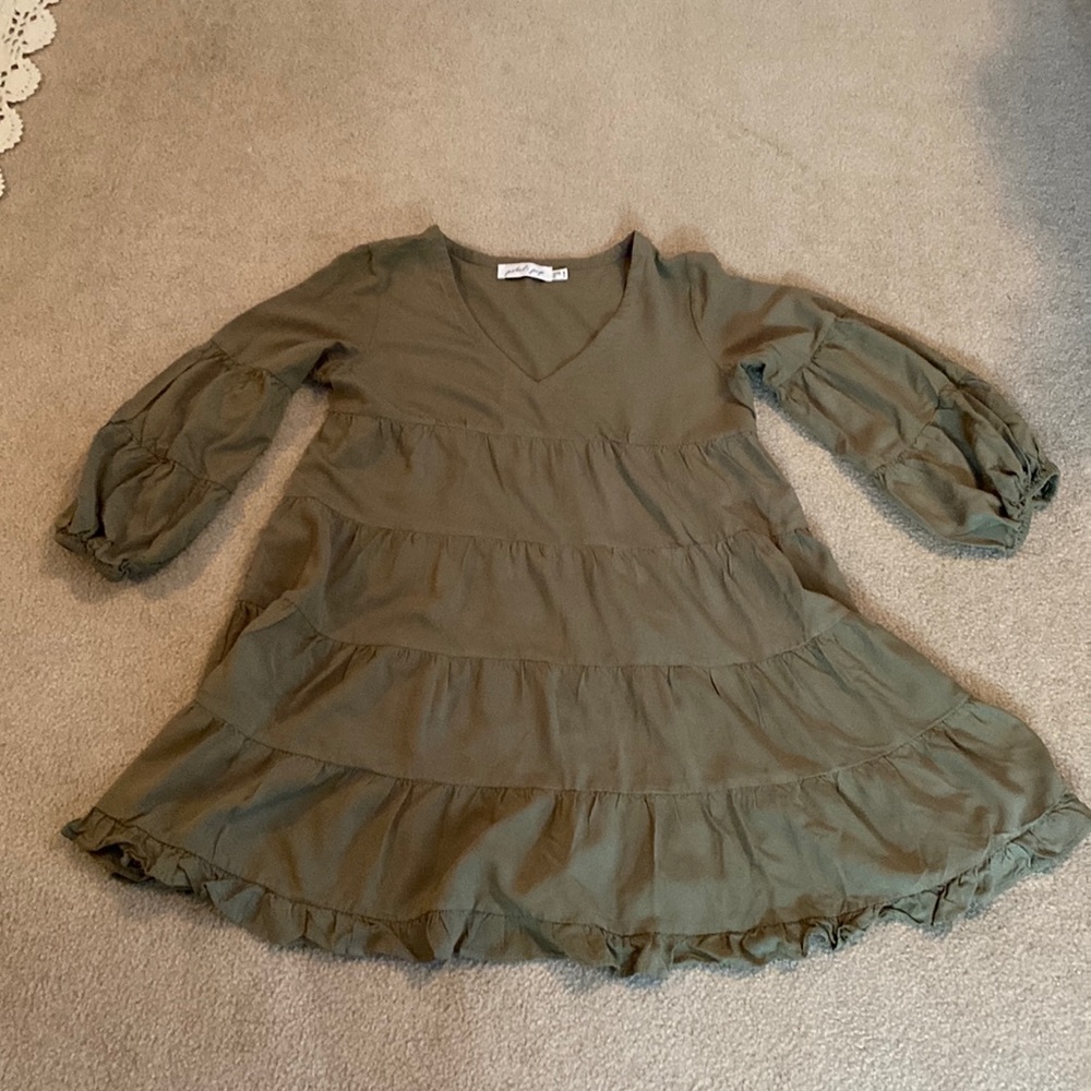 Cute dress with puffy sleeves and ruffles.